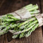 Les asperges. Ce sont elles que vous devez choisir si vous souffrez d'indigestion ou de dysbiose intestinale (un déséquilibre de la flore). C'est aussi une excellente source de prébiotiques, donc "d'engrais" pour les bonnes bactéries hébergées dans le côlon. Petit bonus en période de fêtes : les asperges sont hyper-dépuratives et soulagent les nausées.