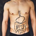 Pourquoi chouchouter notre intestin ? Parce que notre microbiote intestinal est comme une usine de retraitement des déchets toxiques. Il traite les résidus d'antibiotiques, de nitrates, de pesticides. Il piège aussi les métaux lourds et certaines substances cancérigènes, les empêchant de s'infiltrer subrepticement dans notre organisme.