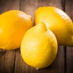 Le citron. Aucun fruit ni aucun légume ne peut détrôner ce nettoyeur en chef. En outre, il est difficile de faire plus riche en vitamine C. Nous devrions tous en consommer un filet à chaque repas, soit sur les aliments, soit dans l'eau de boisson.