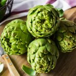 L'artichaut. C'est le nettoyeur digestif. L'indétrônable protecteur du foie, des intestins et de la flore intestinale. Consommez-le très frais : plus il attend, plus il devient fibreux et amer. Et pensez à utiliser son eau de cuisson pour préparer les potages.