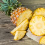 L'ananas. Il est riche en enzymes « magiques » qui dissolvent les agglomérats d'aliments qui stagnent dans l'estomac et sont responsables d'inconfort digestif et qui aident à digérer les protéines. A condition de le manger frais uniquement.